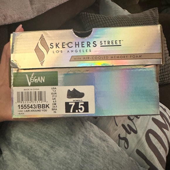 Skechers Black tennis shoes - Picture 2 of 3